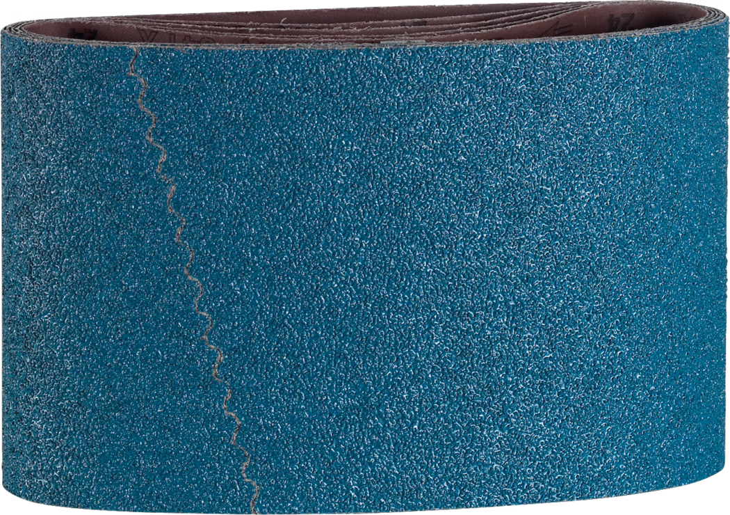 PALLMANN_dummy_zircon-sanding-belt-200x750mm_msl_2021-12 Zbliżenie zwiniętego niebieskiego pasa ściernego. Gruboziarnista, błyszcząca niebieska powłoka pokrywa zewnętrzną powierzchnię, ukazując ziarnistą teksturę. Widoczny jest zygzakowaty szew biegnący pionowo w miejscu łączenia końców. Pas jest zwinięty tak, że u góry widoczna jest brązowa wewnętrzna warstwa. Równomierne oświetlenie i biały tle podkreślają strukturę materiału i wykonanie; nadaje się do opisów produktów przemysłowych lub do majsterkowania.
