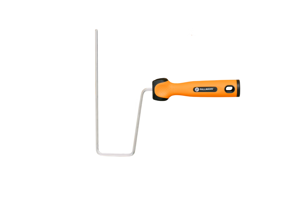 Uchwyt do wałka malarskiego z ergonomicznym, jaskrawo pomarańczowym plastikowym uchwytem i giętą, srebrną metalową ramą, przedstawiony na białym tle. Uchwyt ma czarną zaślepkę, otwór do zawieszenia i logo 'PALLMANN'; metalowy pręt jest ukształtowany tak, by trzymać cylindryczny wałek. Narzędzie wygląda na czyste i gotowe do malowania ścian lub sufitów, łącząc wygodny chwyt z solidną konstrukcją.