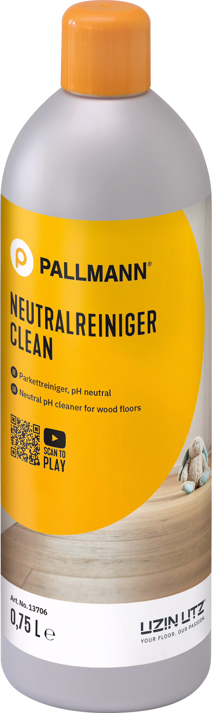 Wysoka szara plastikowa butelka z pomarańczową zakrętką i jaskrawo pomarańczową etykietą z napisem 'PALLMANN NEUTRALREINIGER CLEAN'. Środek o neutralnym pH do czyszczenia podłóg drewnianych; na etykiecie widnieje 0,75 L, kod QR i marka UZIN UTZ. Na dolnej części etykiety widać drewnianą podłogę z małą pluszową zabawką.