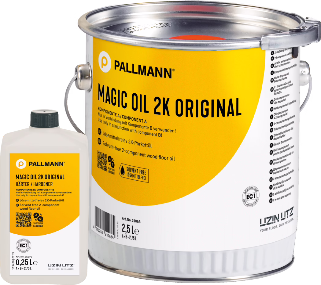 PALLMANN_dummy_Magic-Oil-2K-Original_2,75l_msl_2021-12 Zbliżenie na metalową puszkę z żółtą etykietą PALLMANN Magic Oil 2K Original do podłóg drewnianych (2,5 L) z małą białą butelką utwardzacza (0,25 L) obok; etykieta zawiera logo marki, nazwę produktu, instrukcje użycia i ikonę „bez rozpuszczalników”; widoczny metalowy uchwyt i zamknięta pokrywa; zdjęcie produktu na białym tle.