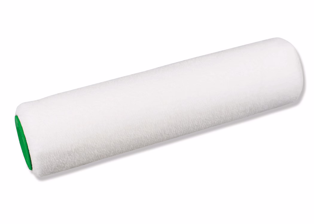 PALLMANN_dummy_SPECIAL APPLICATION ROLLER_2020-06 Zbliżenie białego cylindrycznego pokrowca wałka malarskiego z gęstym, gładkim włosiem syntetycznym i zielonymi plastikowymi końcówkami, na białym tle. Wałek jest bez kłaczków i nadaje się do nanoszenia farb na bazie wody na gładkie i lekko teksturowane powierzchnie. Nowy i czysty.
